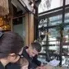 7 Potret Jennifer Coppen Sarapan Bareng Kamari dan Justin Hubner, Ikut Temani ke Playground