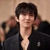Potret Joshua SEVENTEEN Ganteng di Golden Globes Awards 2026