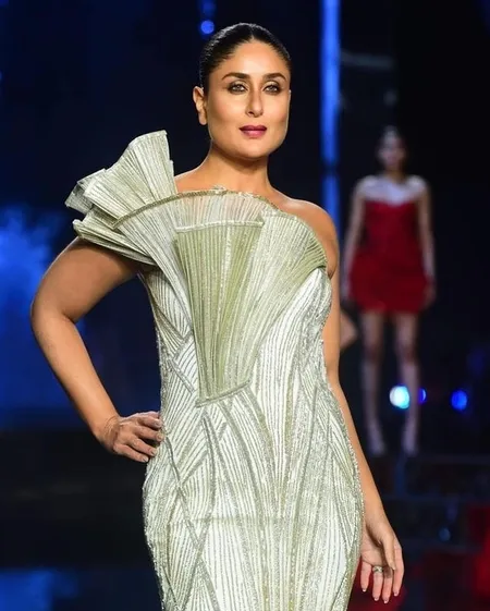 Potret Kareena Kapoor di Lakme 2021, Perdana Setelah Lahirkan Anak Kedua - Panen Cibiran Netizen India
