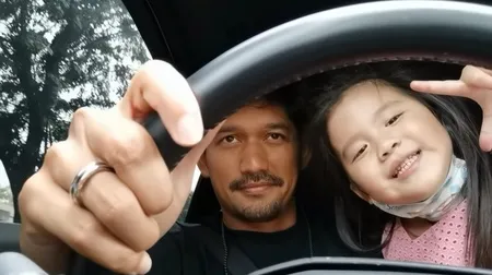 Potret Kedekatan Ibnu Jamil dan Yaya Anak Sambungnya Saat Belanja Permen, Peluk Cium Bikin Melting