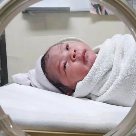 Potret Kelahiran Baby Janugia Cucu Pertama Feny Rose, Montok dan Macho Saat Tidur