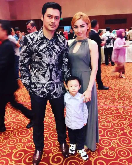 Potret Keluarga Kecil Iqbal Pakula Yang Damai Dan Bahagia Kapanlagi Com