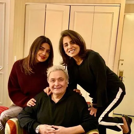 Potret Kenangan Rishi Kapoor Sebelum Meninggal Dunia, Sempat Liburan dan Aktif Yoga di Kamar RS