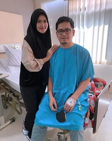 Potret Kondisi Terbaru Tommy Kurniawan Usai Jalani Operasi dan Opname di Rumah Sakit, Sang Istri Setia Menemani