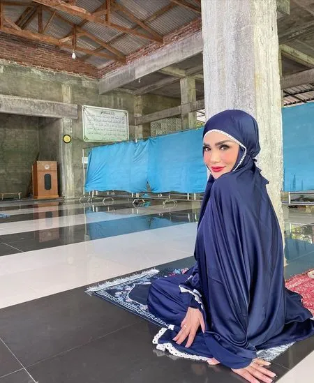 Potret Krisdayanti Saat Beribadah di Bulan Ramadan Ini, Sempat Numpang Salat di Masjid Madrasah