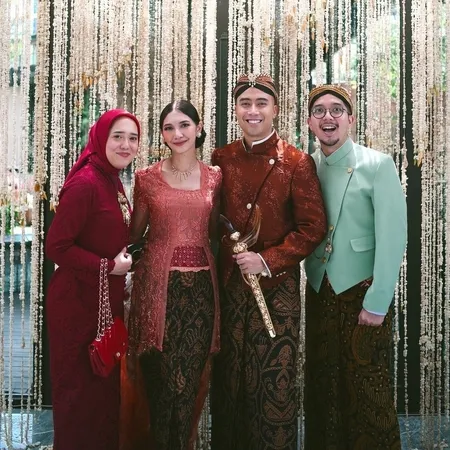 Potret Lamaran Vidi Aldiano - Sheila Dara Aisha, Ada yang Grogi Abis - Mewah Bak Nikahan