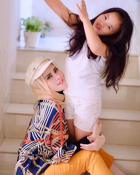 Potret Manis Angel Lelga dan Hawra, Anak Hasil Pernikahan dengan Mantan Bupati