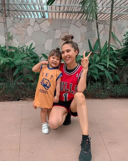 Potret Manis Olivia Jensen Bareng Anak, Kompak Banget Kayak Adik - Kakak