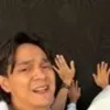 Potret Marcell Darwin Terharu dan Menangis Akhirnya Bisa Sentuh Ka'bah Saat Umrah
