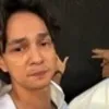 Potret Marcell Darwin Terharu dan Menangis Akhirnya Bisa Sentuh Ka’bah Saat Umrah