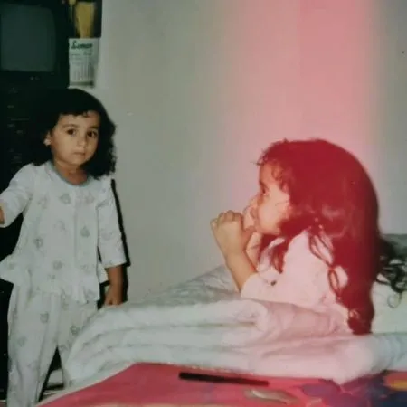 Potret Masa Kecil Zaskia dan Shireen Sungkar, Selalu Kompak Meski Punya Sifat Jauh Berbeda - Pernah Hidup Susah Bantu Sang Bunda Jualan dan Jadi Cleaning Service