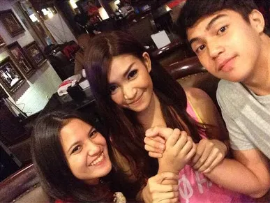 Potret Mesra El Rumi Bersama Kekasih Barunya Marsha Aruan