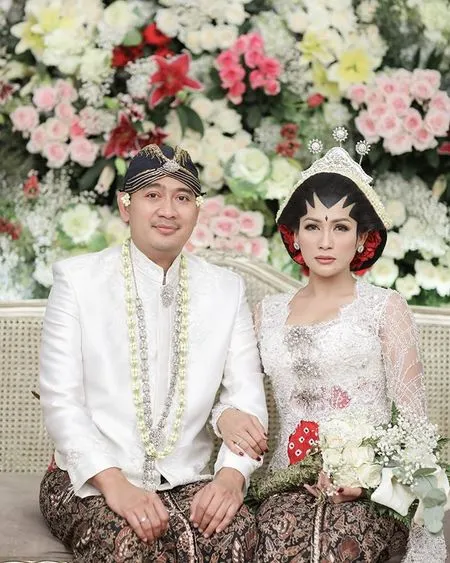 Potret Mesra Tata Janeeta Dan Brotoseno Di Hari Pernikahan Tawa Bahagia Bak Remaja Kapanlagi Com