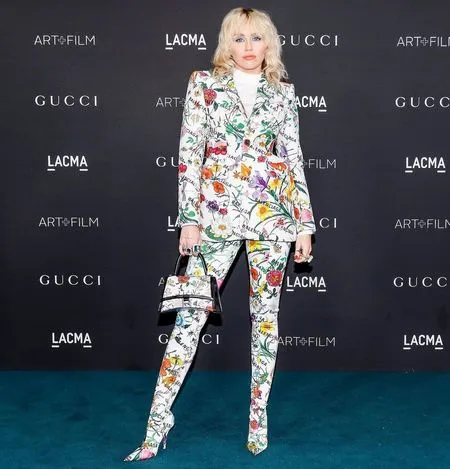 Potret Miley Cyrus Terkini, Tampil Berani dengan Gaya Rocker dan Kostum Nyentrik