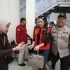 Potret Nikita Mirzani Datang ke Ruang Sidang, Full Senyum Pakai Pita Pink
