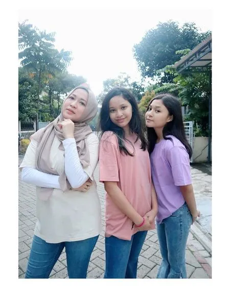 Potret Okie Agustina Bareng Dua Anak Gadisnya, Seperti Teman Sepermainan - Shakiena dan Nasha Sudah Beranjak Dewasa