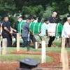 Potret Olla Ramlan Saat Tiba di Pemakaman Ibu dan Masih Terlihat Tegar