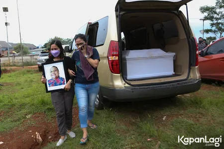 Potret Pemakaman Rony Dozer, Diiringi Isak Tangis Keluarga - Istri Bantah Suaminya Meninggal Sendirian di Rumah