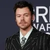 Potret Penampilan Harry Styles di BRIT Awards, Sepatu Curi Perhatian