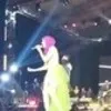 Potret Penampilan Mulan Jameela yang Colorful di Atas Panggung