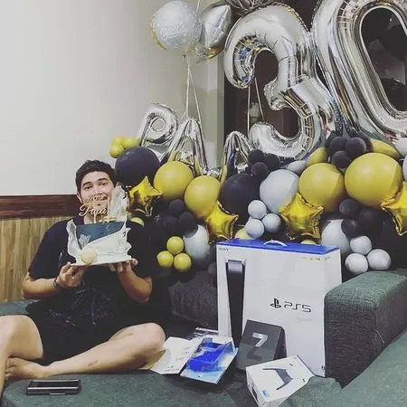 Potret Perayaan Ultah Donny Michael ke-30 Bareng Keluarga, Bintang 'NALURI HATI' Ini Dapat Kado PS5 Dari Sang Istri!