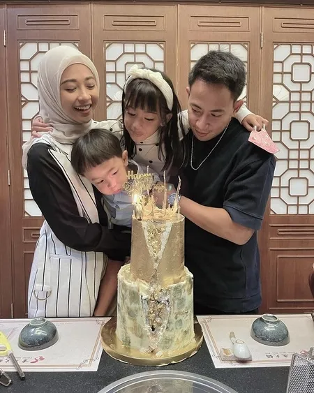 Potret Perayaan Ultah ke-31 Poppy Bunga, Dapat Surat Spesial dari Anak - Sederhana Penuh Haru