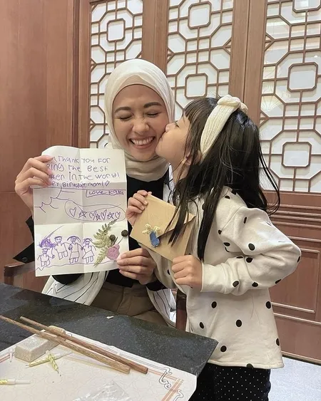 Potret Perayaan Ultah ke-31 Poppy Bunga, Dapat Surat Spesial dari Anak - Sederhana Penuh Haru