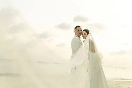 Potret Pernikahan Julie Estelle Dengan David Tjiptobiantoro yang Digelar di Maldives, Romantis Berlatar Pantai Indah