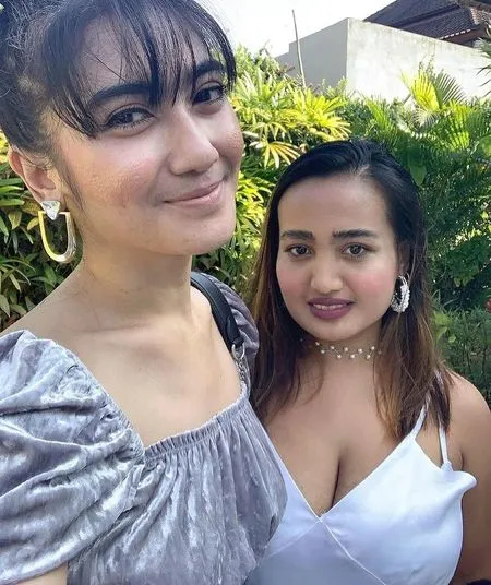Potret Persahabatan Revi Mariska dan Lina Mukherjee, Duo Manis yang Sempat Bikin Fans Lesti Geram