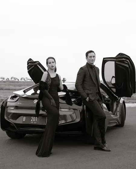 Potret Prewedding Mike Lewis dan Janissa Pradja, Cool dan Elegan Bergaya ala Agen 007