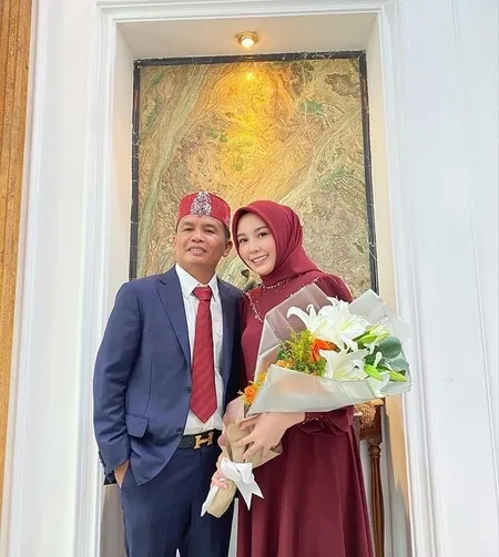 Potret Puteri Pariwisata Aisyah Thisia, Disorot Karena Nikahi Pria 27 Tahun Lebih Tua - Anggota DPRD Super Tajir