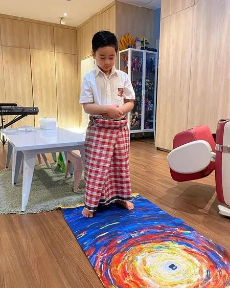 Potret Rafathar Saat Ibadah Salat Subuh, Anak Saleh Raffi Ahmad dan Nagita Slavina yang Tak Lama Lagi Jadi Kakak