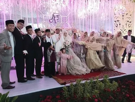 Potret Resepsi Mewah Pernikahan Kedua Ustaz Abdul Somad Wajah Istri Cantik Banget Mirip Artis Kapanlagi Com