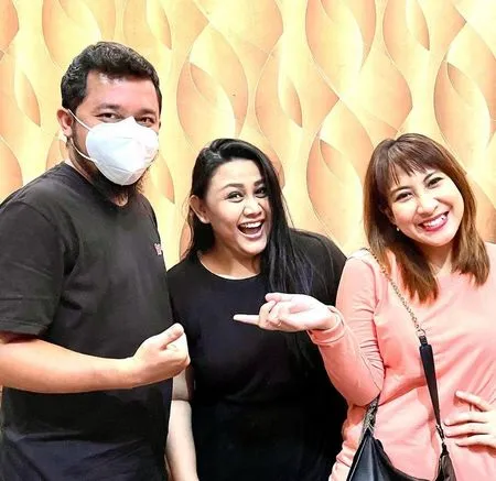 Potret Reuni Tia AFI dengan Nia dan Adit, Bahagia Banget Dikunjungi ke Solo