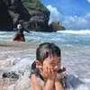 Potret Ria Ricis dan Moana Main Air di Pantai Jogja, Quality Time Nikmati Ombak