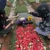 Potret Richa Novisha Ziarah ke Makam Gary Iskak, Ajak Anak - Ungkap Kerinduan