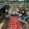Potret Richa Novisha Ziarah ke Makam Gary Iskak, Ajak Anak - Ungkap Kerinduan