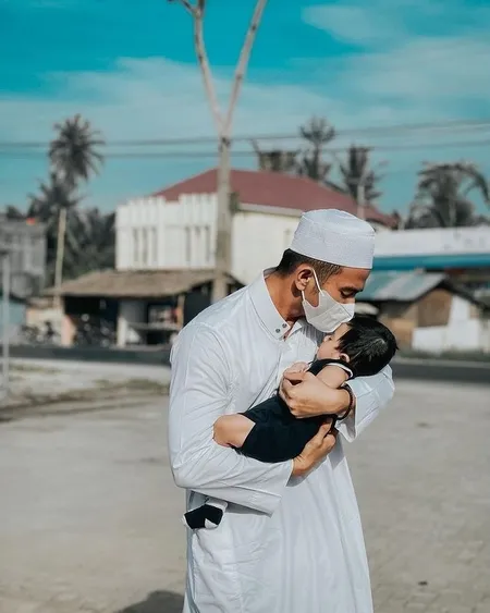 Potret Ridho DA2 Rayakan Lebaran Kurban dengan Anak Rizki DA, Disebut Sudah Pantas Jadi Bapak