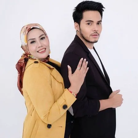 Potret Romantis Elly Sugigi Bareng Suami yang Lebih Muda 15 Tahun, Netizen: Kalau Setiap Hari Mesra Begini Bikin Haters Makin Julid!