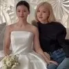 Potret Rose BLACKPINK Hadir di Pernikahan Staff, Outfit Kasual Bikin Visualnya Makin Cantik  