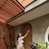 15 Potret Rumah 3 Lantai Ringgo Agus Rahman yang Beda dari yang Lain, Kamar Utama Dibentuk Mezzanine