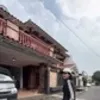 8 Potret Rumah Farida Nurhan 2 Tahun Gak Dikunjungi, Kondisinya Menyedihkan - Teras Banyak Kotoran Kucing