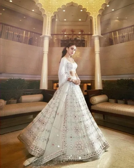 Potret Sara Ali Khan Stunning Kenakan Lehenga Mewah, Makin Cantik di Usia 26 Tahun