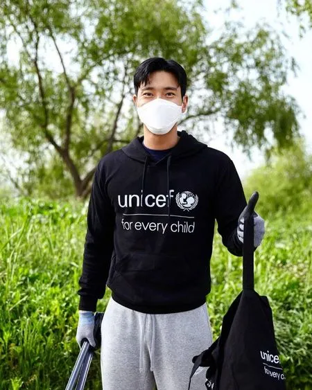 Potret Siwon Super Junior Bersihkan Sampah di Tepian Sungai, Ganteng dan Cinta Lingkungan Bikin Netizen Minta Dipungut