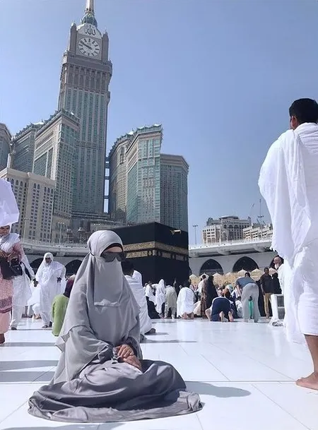 Potret Syahrini Kala Beribadah, Kini Makin Rajin Baca Quran dan Khusyu' Salat