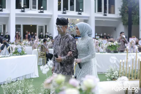Potret Tangis Haru Lesti dan Ayah di Acara Lamaran, Tak Bisa Tahan Air Mata Kala Minta Restu