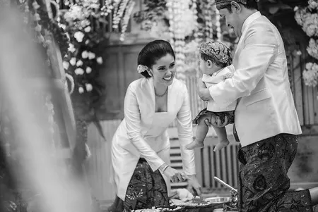 Potret Tedhak Siten baby Bhaskara Anak Titi Rajo Padmaja, Sakral dengan Balutan Jawa Klasik - Penuh Tawa Bahagia