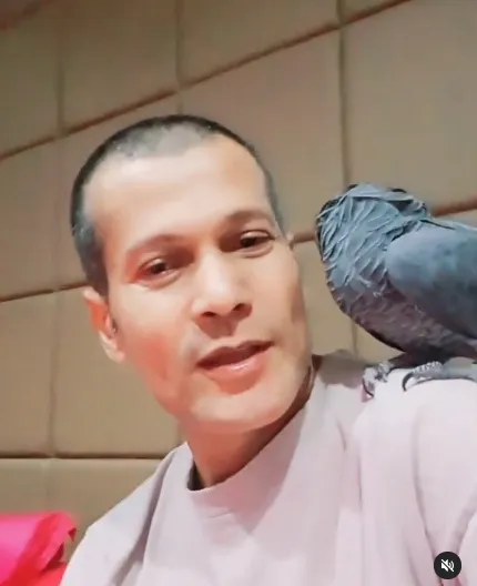 Potret Terbaru Adam Jordan yang Kini Tampil dengan Rambut Plontos, Santai di Rumah Bareng 'Kiko' Burung Peliharaan!