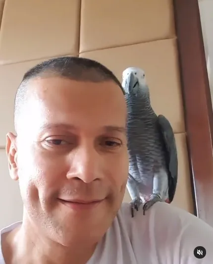 Potret Terbaru Adam Jordan yang Kini Tampil dengan Rambut Plontos, Santai di Rumah Bareng 'Kiko' Burung Peliharaan!