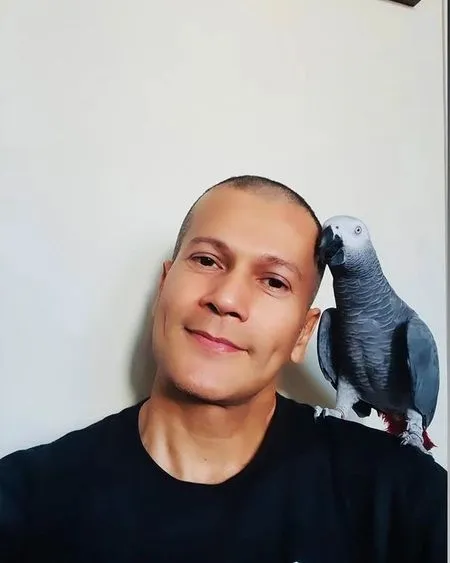 Potret Terbaru Adam Jordan yang Kini Tampil dengan Rambut Plontos, Santai di Rumah Bareng 'Kiko' Burung Peliharaan!